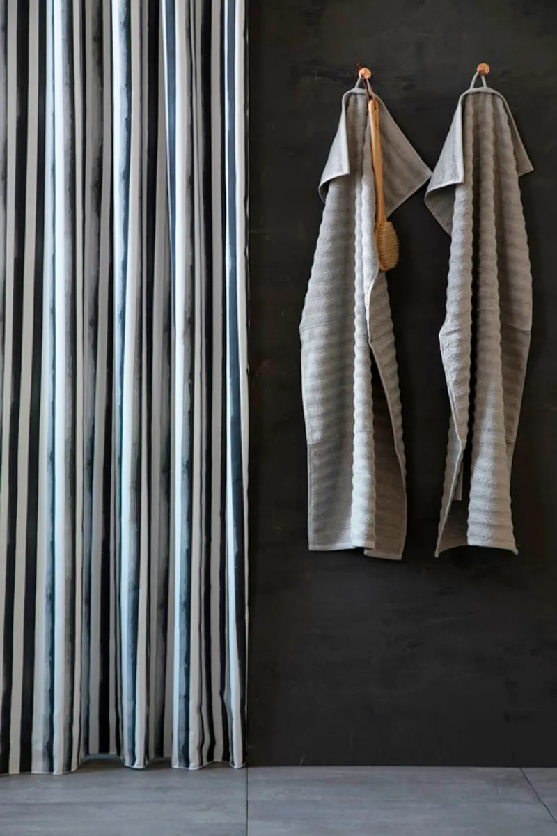 Badeforhæng Raw Stripe fra Compliments - Grey - kovser