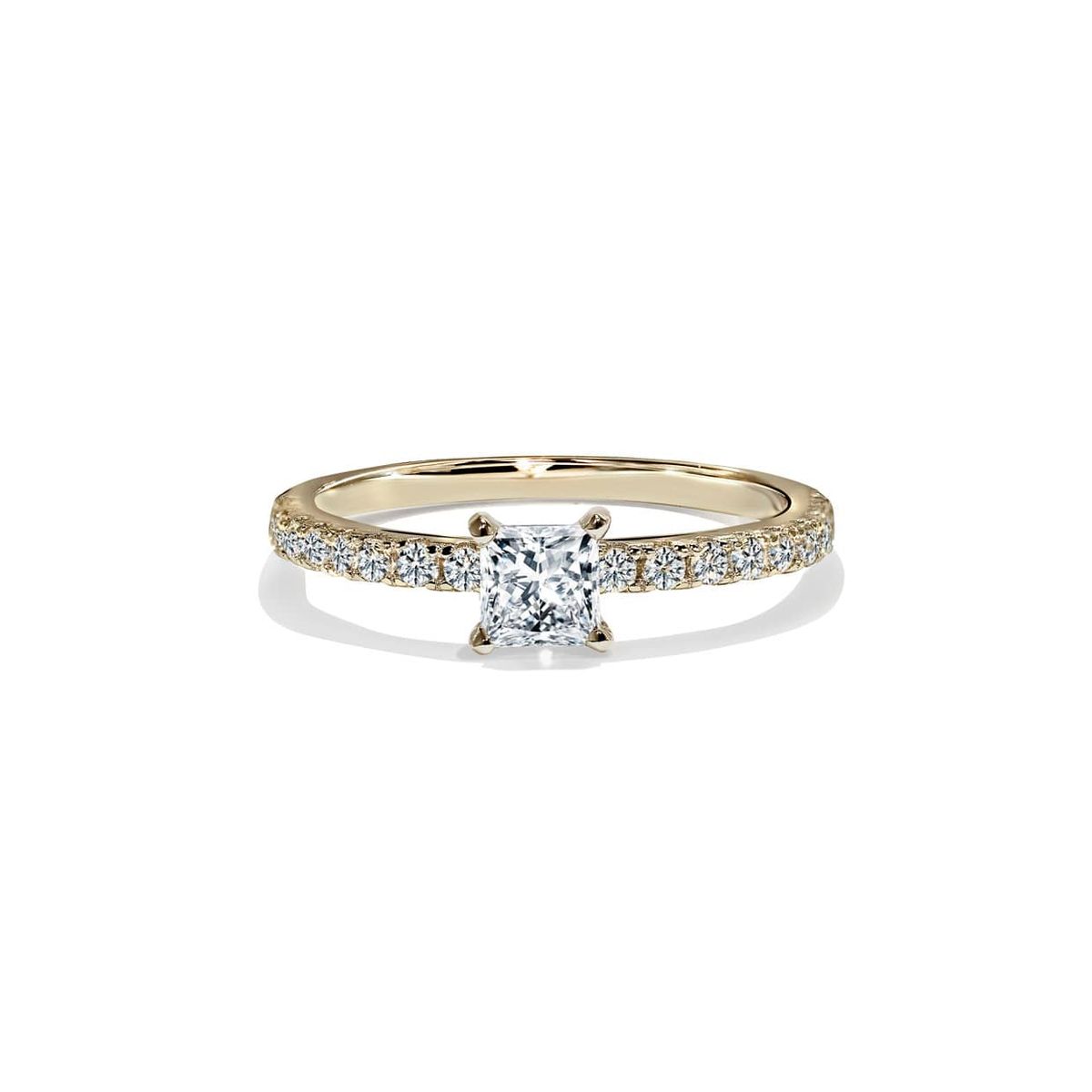 Bellagio solitaire princess cut forlovelsesring med sidediamanter