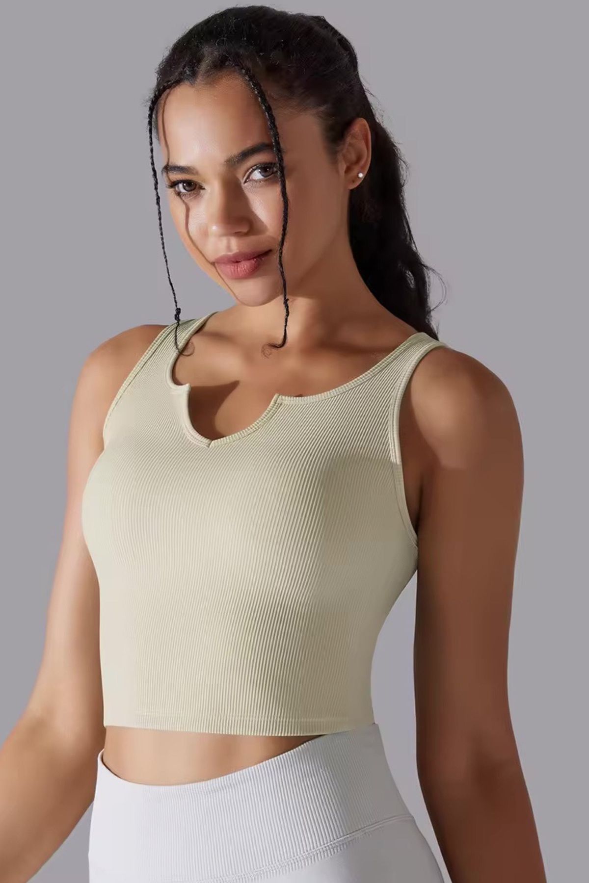 Crop top v-hals / Indbyggede puder Beige - Large / Beige