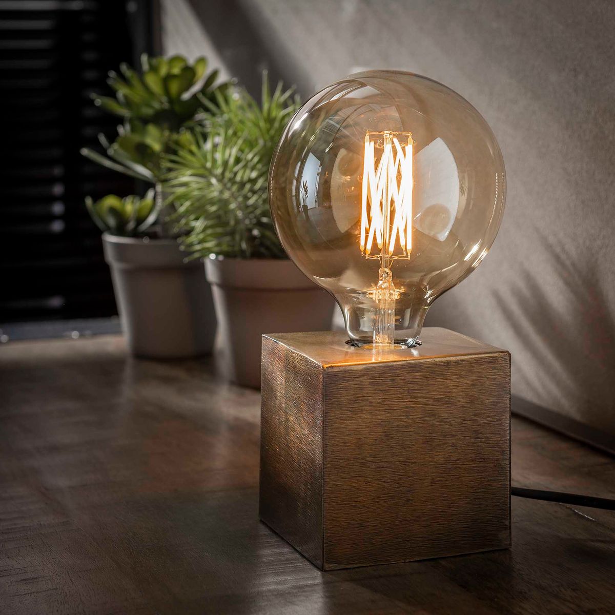 Cube - Bordlampe i metal med finish i antik bronze Levering med pære(r)