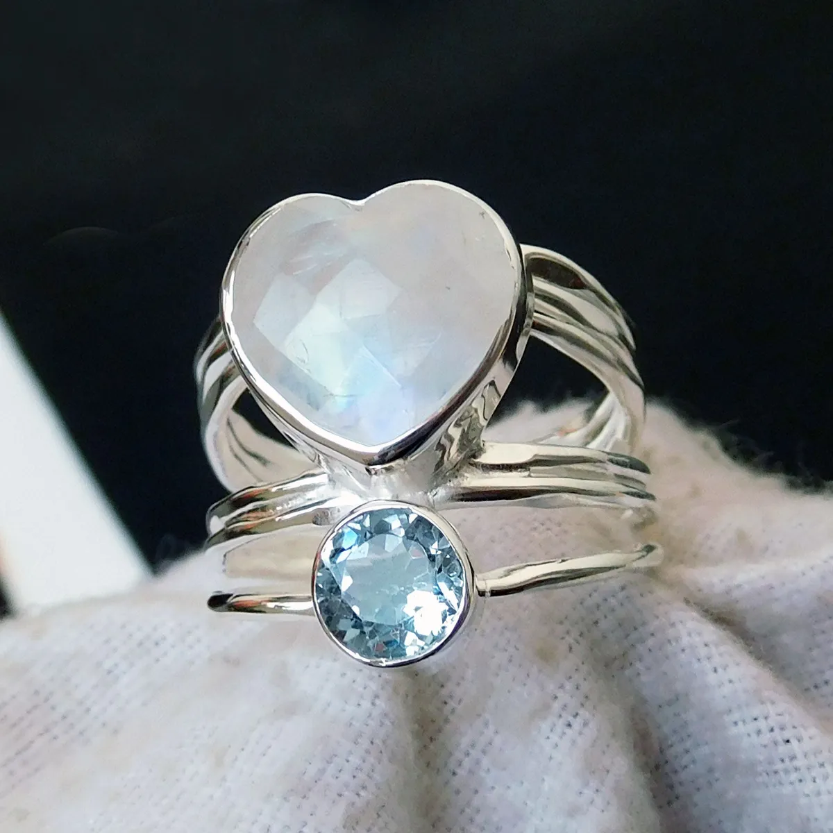 Hjerte ring med Månesten og Topaz, 57 (L)