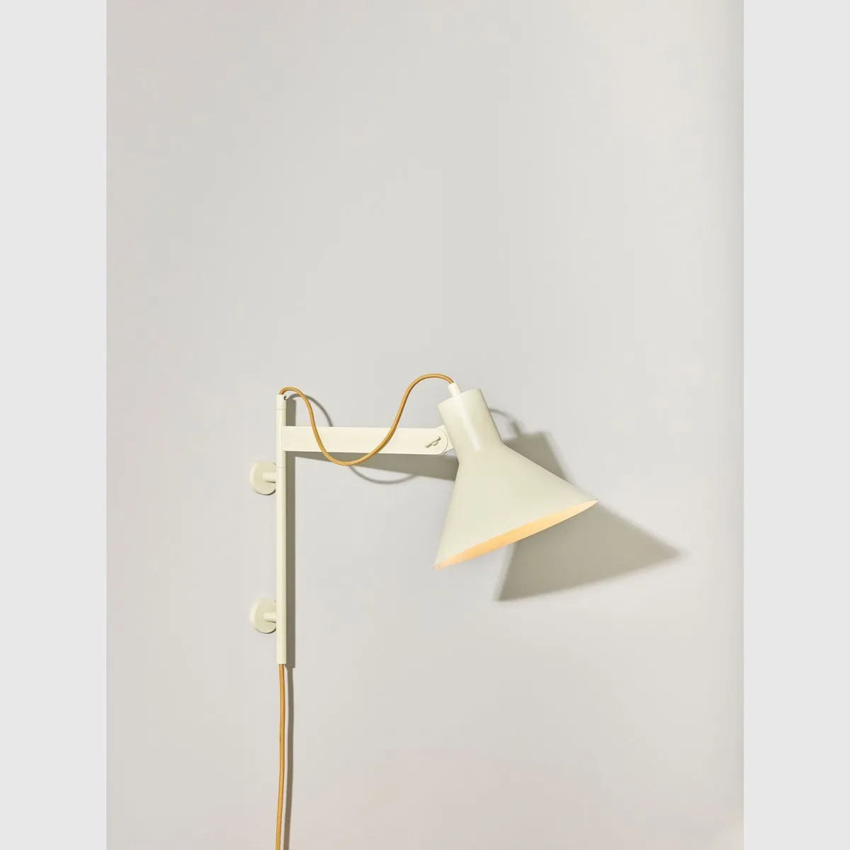 Hübsch Studio Wall Lamp - lys grøn/orange