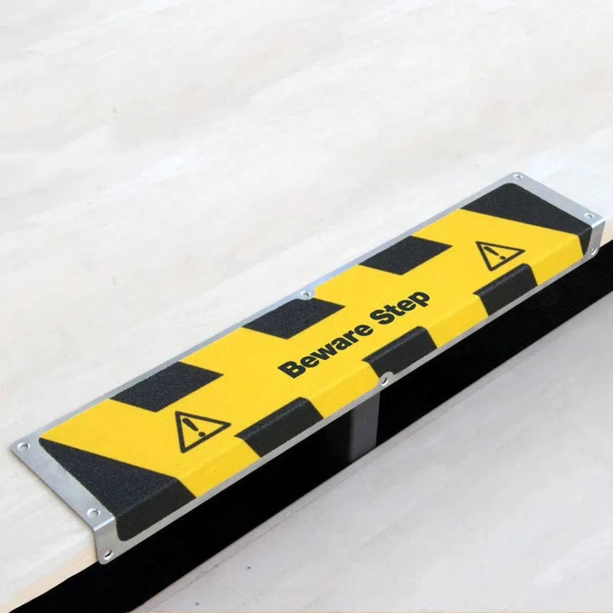 Kantprofil Aluminium, Advarende med tekst - Beware Step / 120x635x45mm