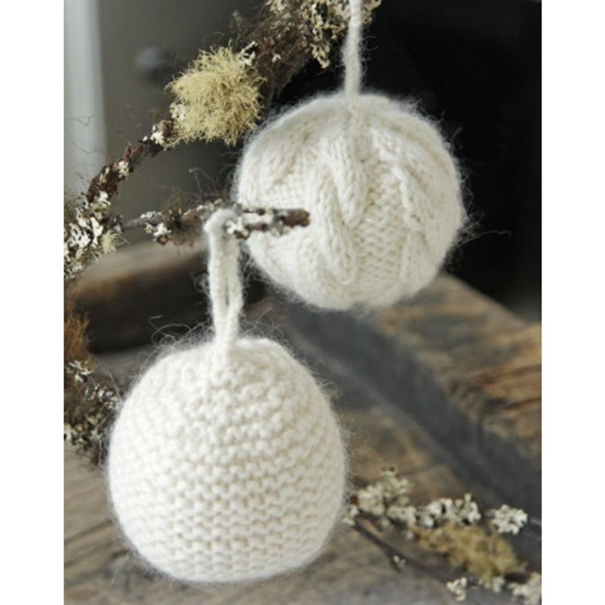 Let it Snow by DROPS Design - Julekugler Julepynt Strikkeopskrift 8 cm - Let it Snow by DROPS Design