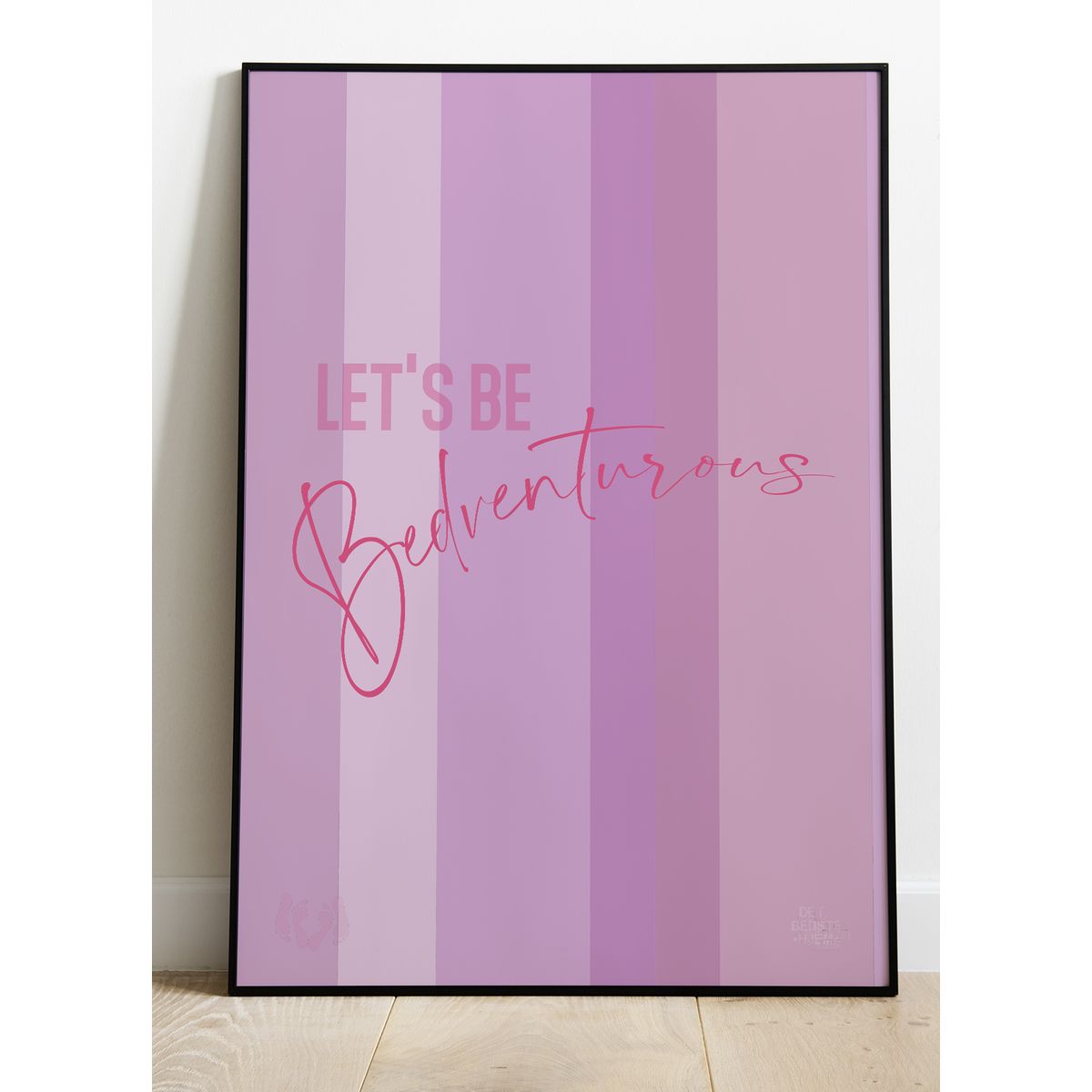 Let's be Bedventurous-plakat - 70 x 100 cm - Kr. 349,-