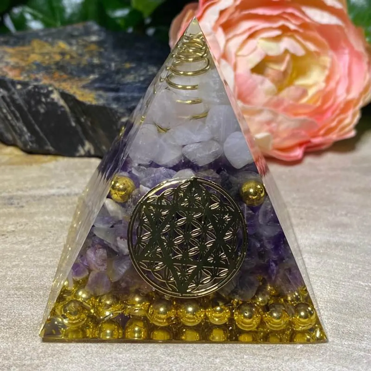 Orgone pyramide med pentagram og bjergkrystal/ametyst