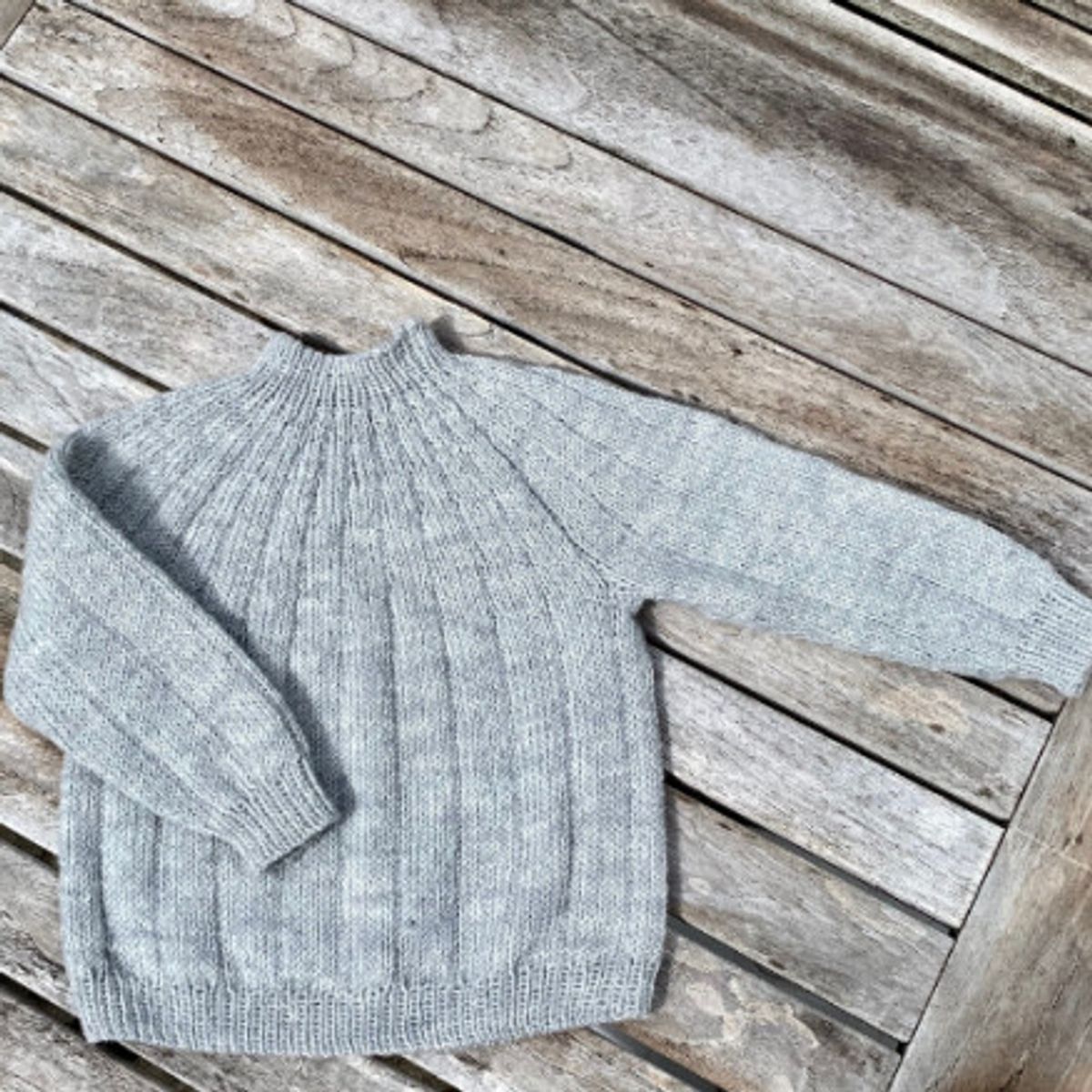 Sevenone Sweater Mini af Knit by Nees - Garnpakke til Sevenone Sweater - 6-12 mdr.