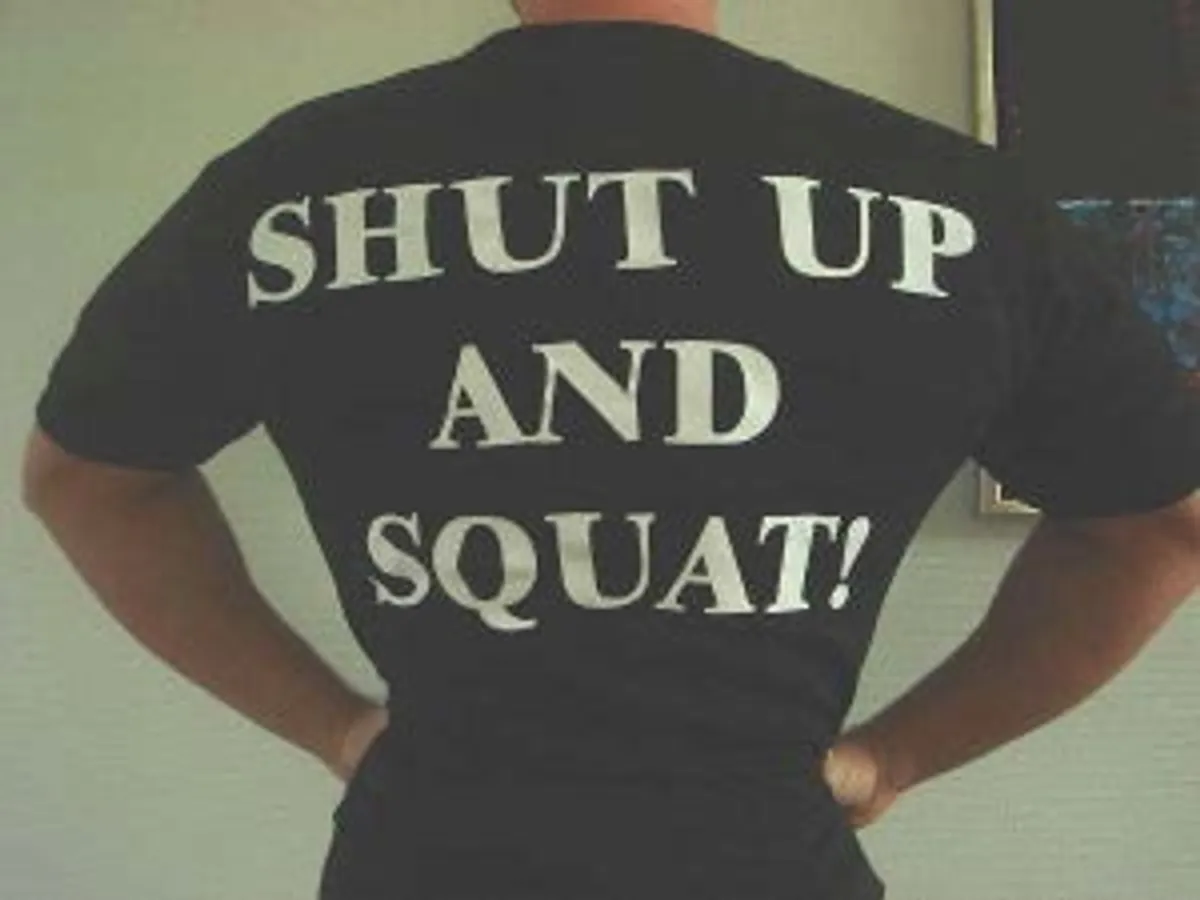 Shut Up And Squat T-Shirt - MED SKRIFT PÅ RYGGEN (M)