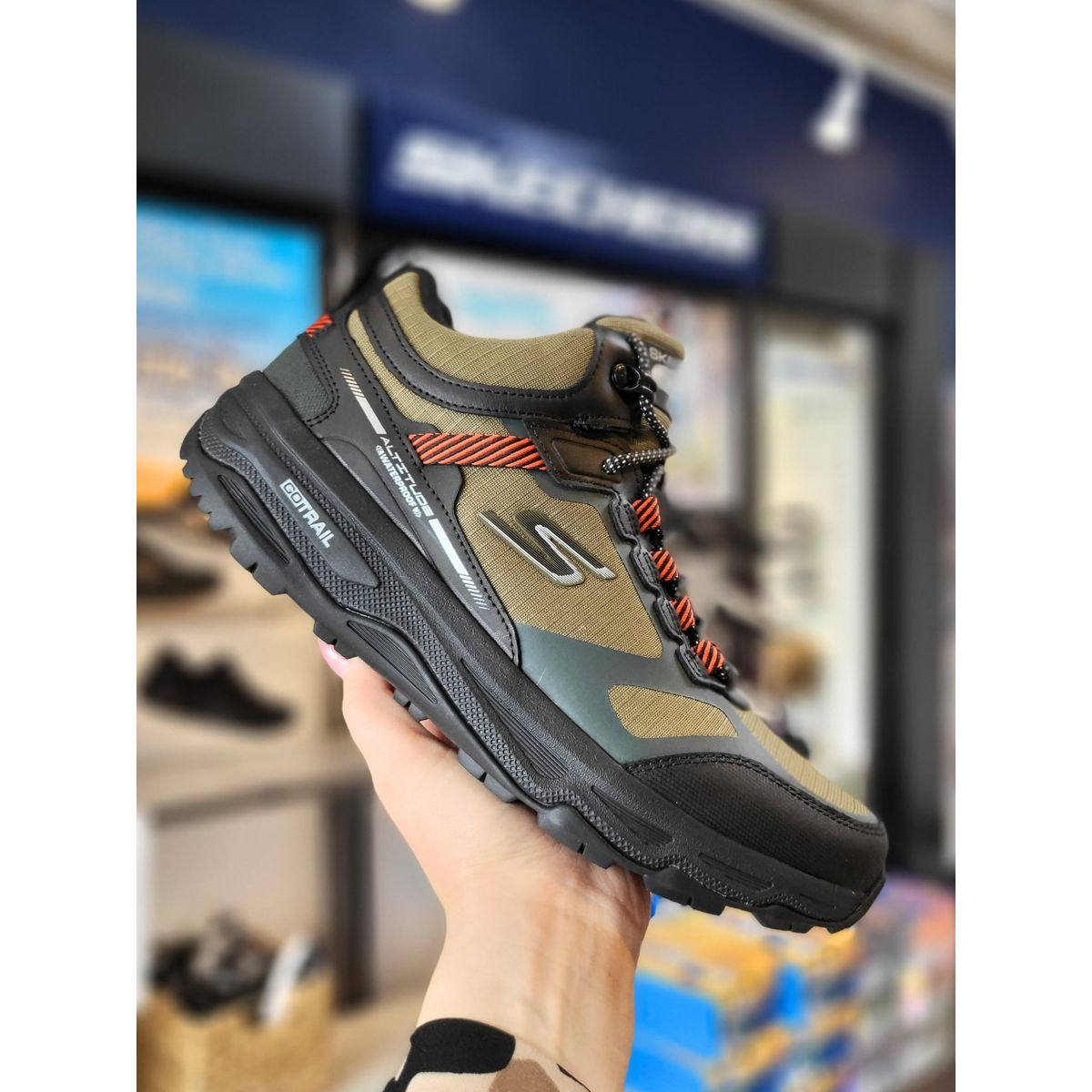 SKECHERS - GO RUN Trail Altitude - Waterproof -Olive/Black 41