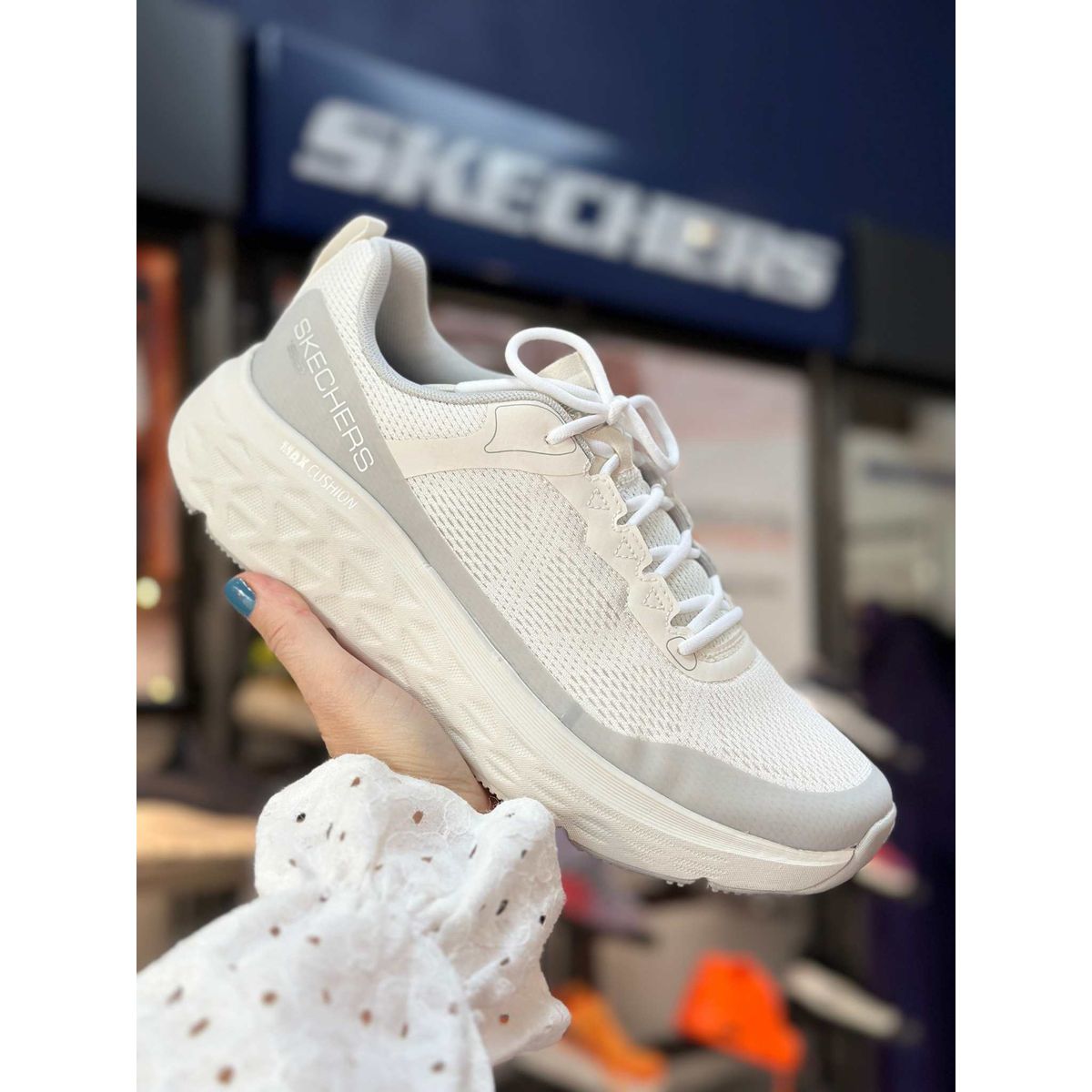 Skechers Max Cushioning Delta-White 42