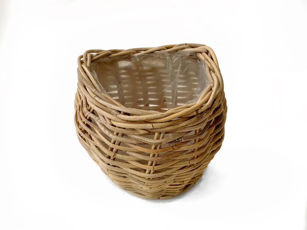 Vægkurv til planter i rattan | 26x19xH26 cm