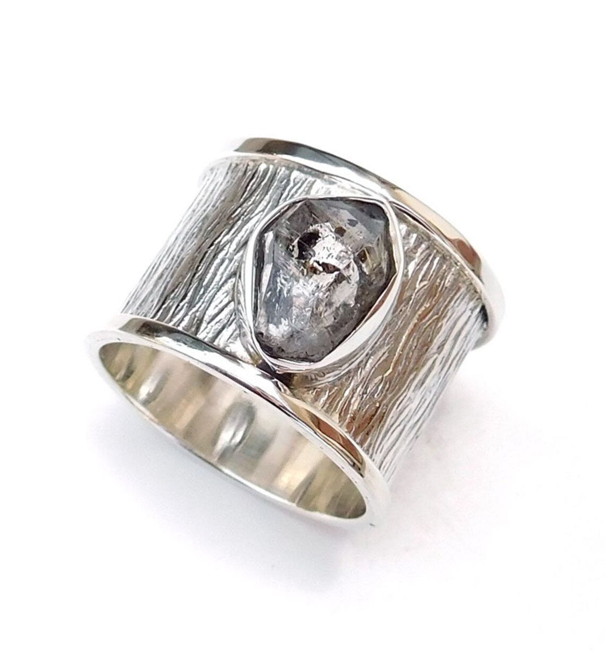 Bred tekstur ring med naturlig Herkimer diamant, 52