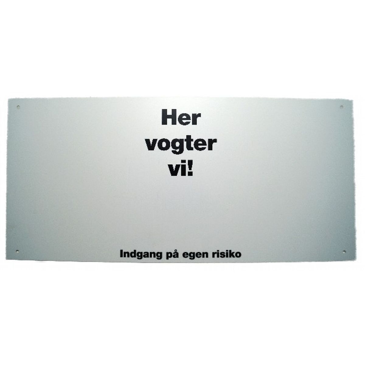 Skilt "Vi vogter her" i hvid plast, til stor dekal.