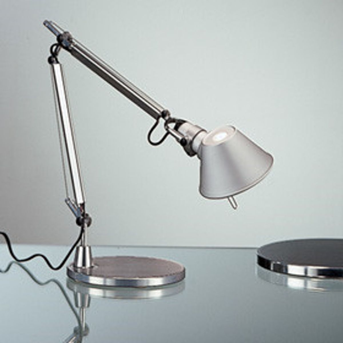 Tolomeo Micro bordlampe med base fra Artemide (Gold)