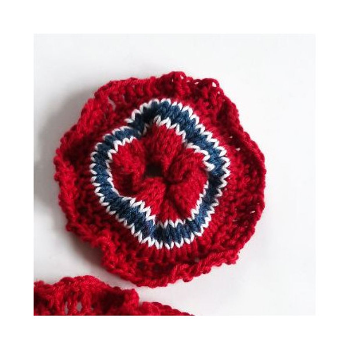 Mini Scrunchie af Rito Krea - Scrunchie Strikkeopskrift 9cm - ca. 9 cm i diameter med volang