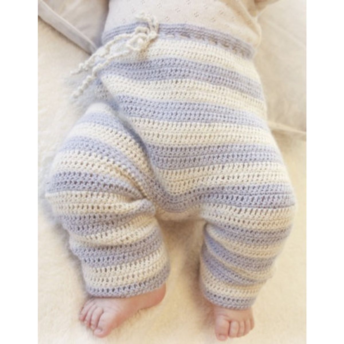 Heartthrob Pants by DROPS Design - Baby Bukser Hækleopskrift str. 1/3 - 6/9 mdr