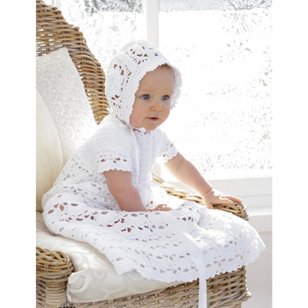 So Charming by DROPS Design - Baby Sæt med Dåbskjole og Hue str. 0/6 m - 2 år