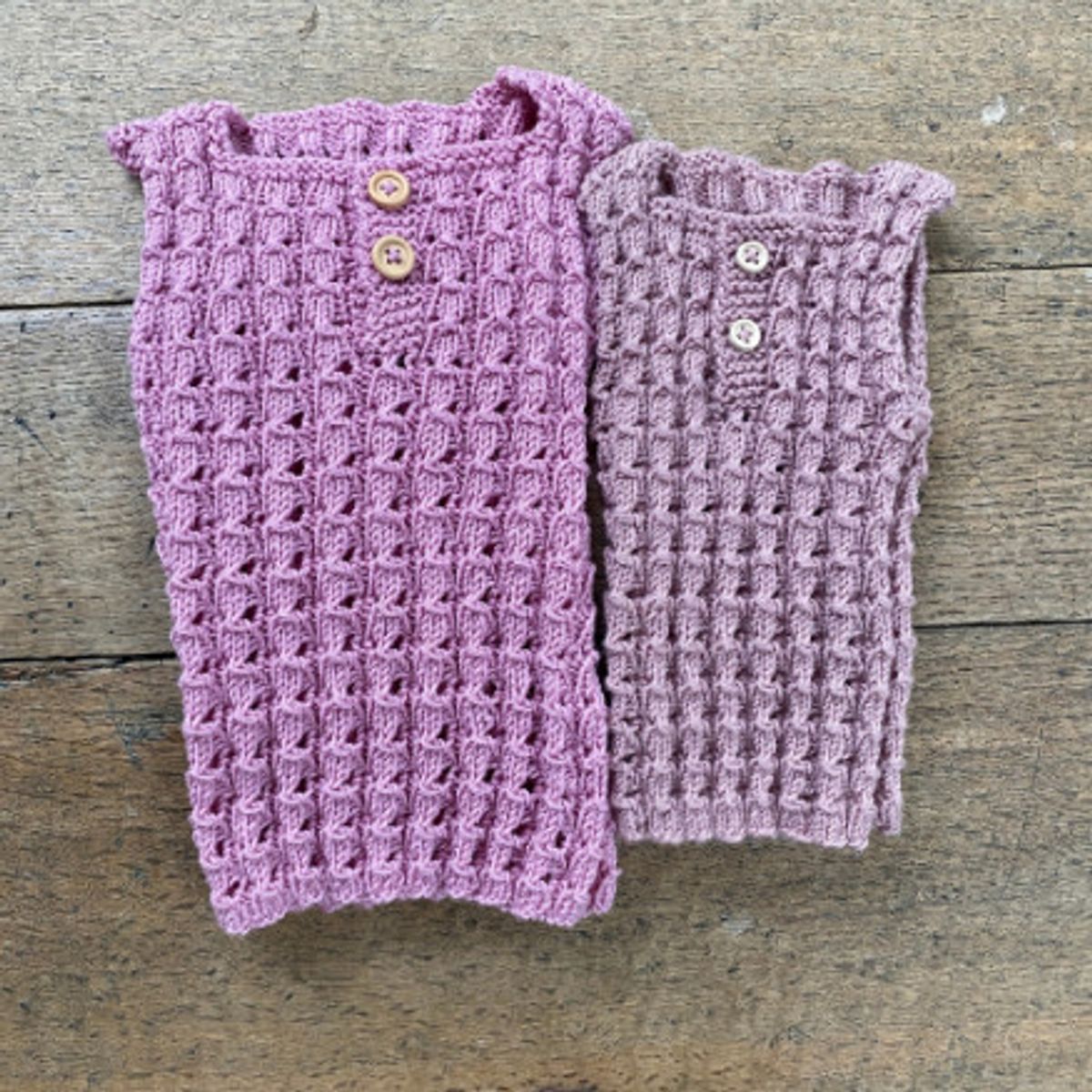 Lillesøsters Vest af Knit by Nees - Garnpakke til Lillesøsters Vest St - 0-3 mdr.