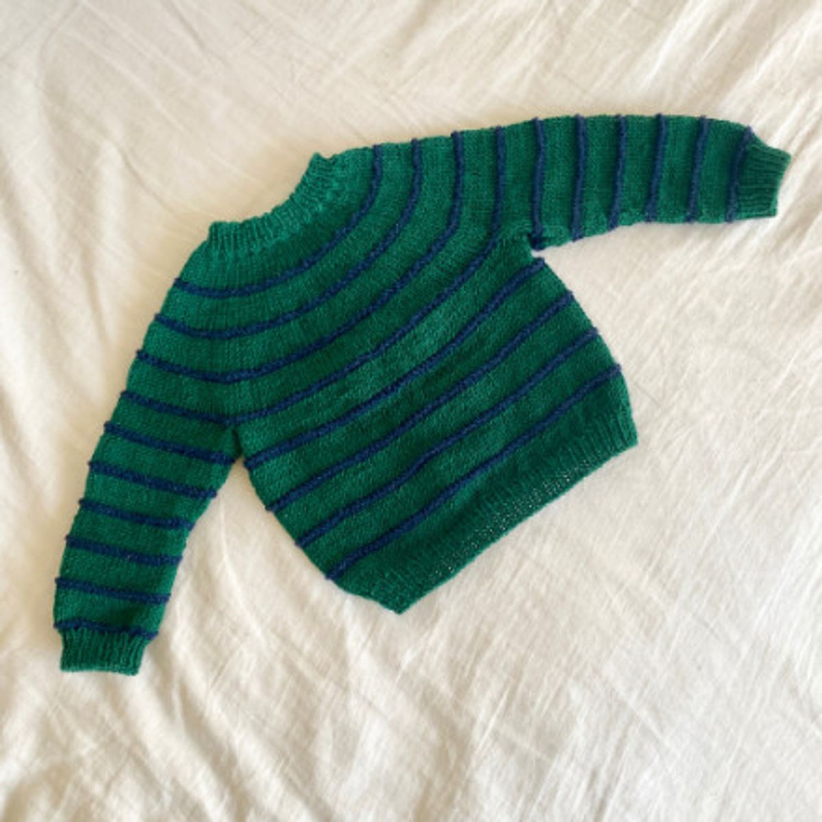 Charme Sweater af Knit by Nees - Garnpakke til Charme Sweater Str. 0 m - 2-3 år