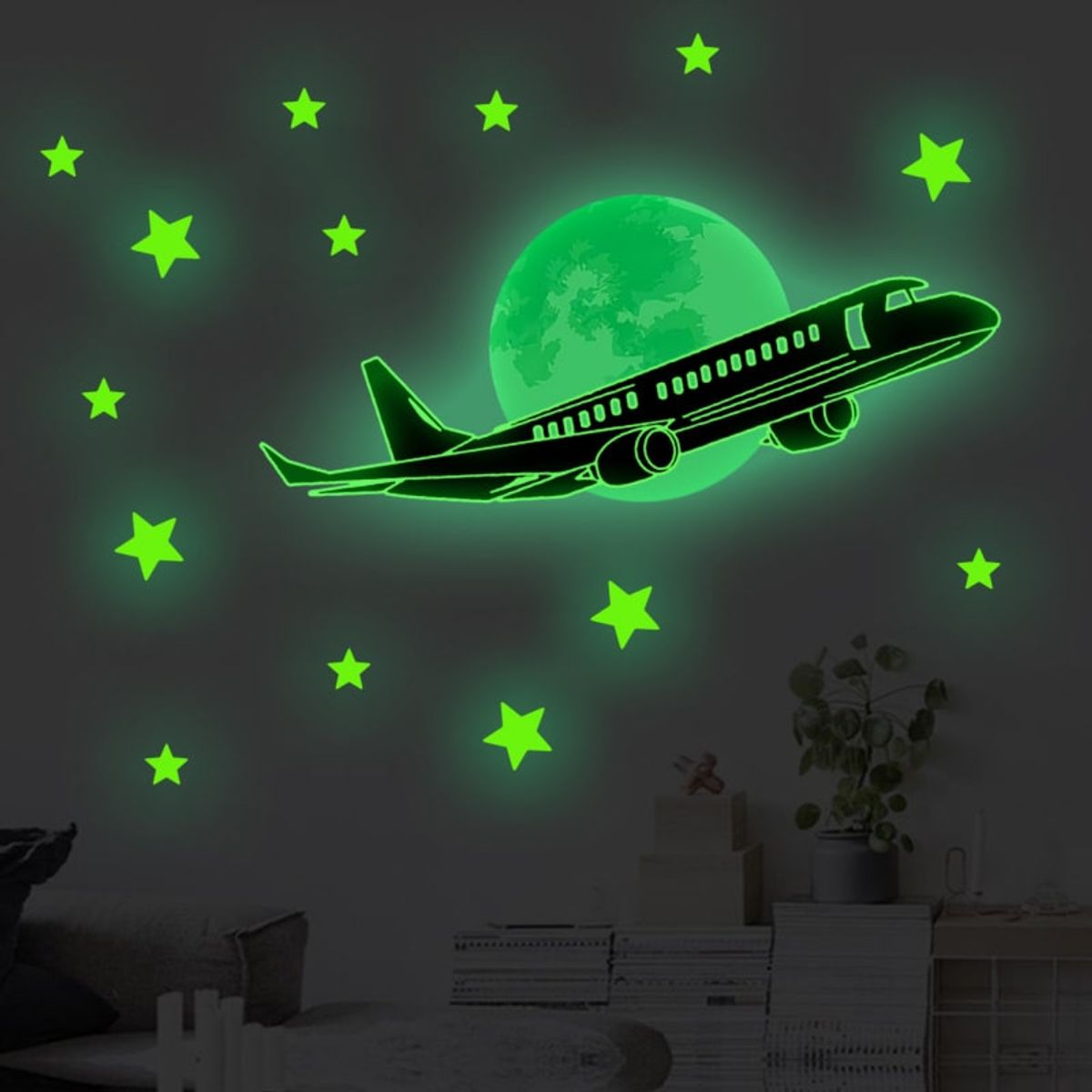 Selvlysende wallsticker til den lille pilot. Stjernehimmel med en flyver foran månen samt masser af stjerner.