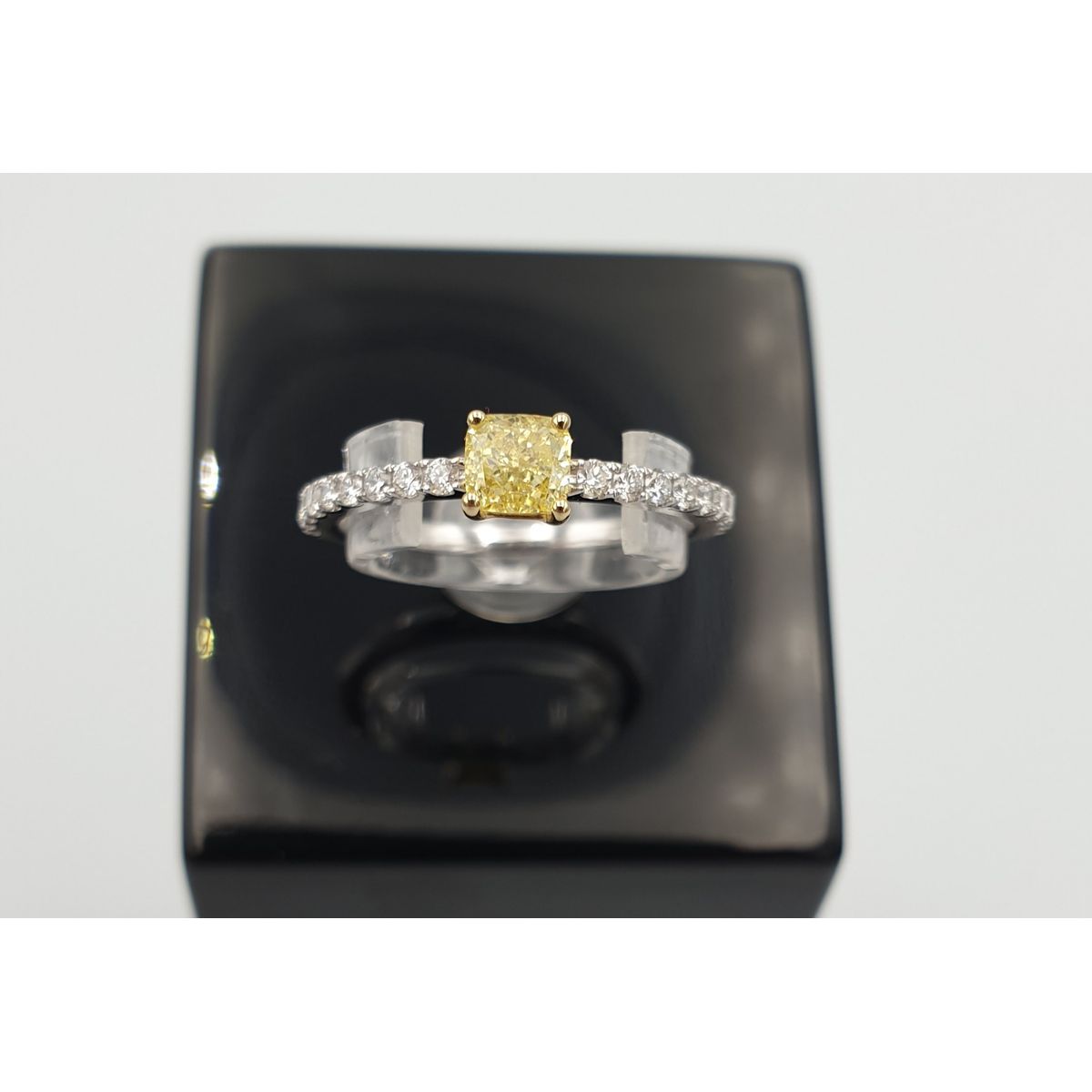 Eksklusiv solitaire pavé ring, 18 kt. guld eller Hvidguld, med 0.41 ct Fancy Yellow diamant - 53