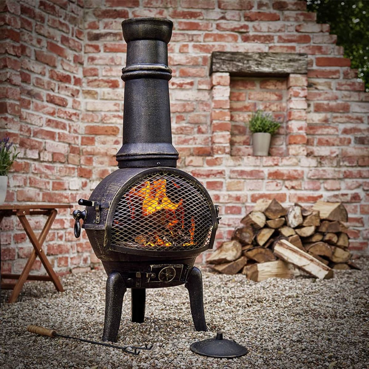 Forvandl din terrasse til en hyggelig oase af velvære med denne stilfulde Chimenea-ovn af støbejern!