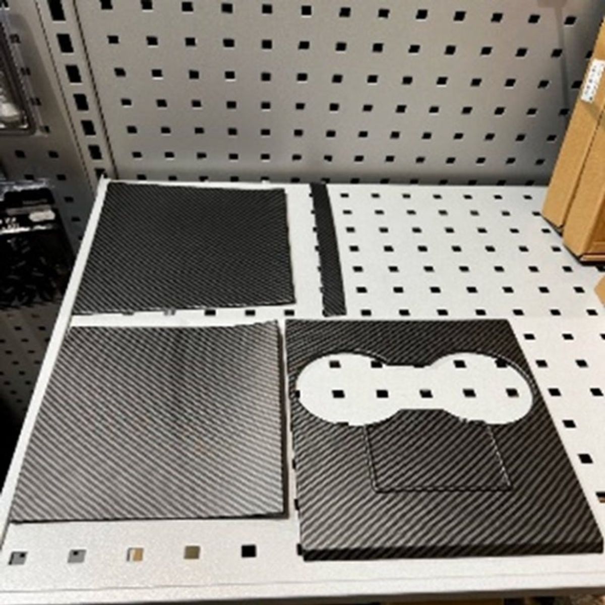 T1042 Cover til centerbox (Carbon) Tesla model 3