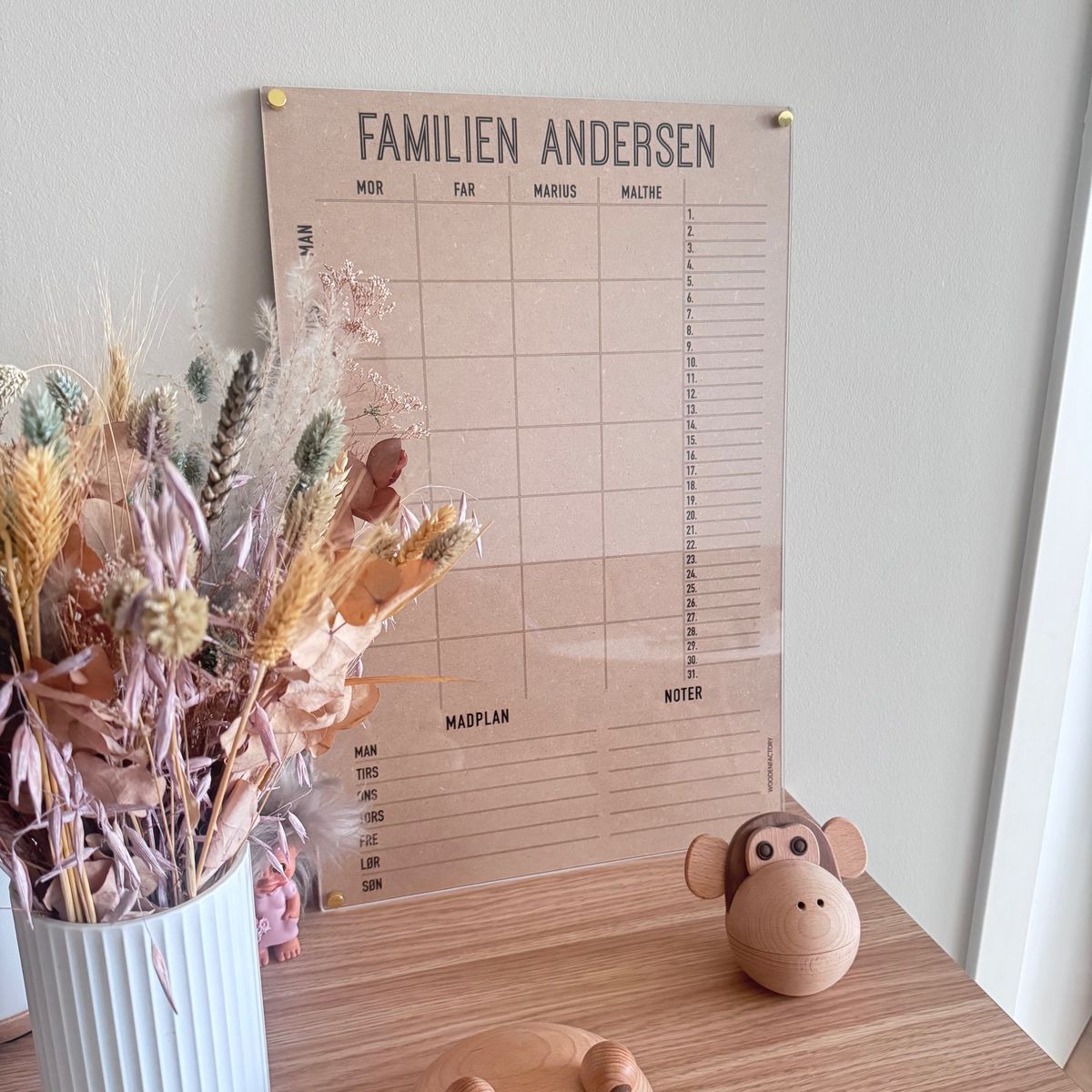 Familiekalender i træ - Fineret valnød / 6