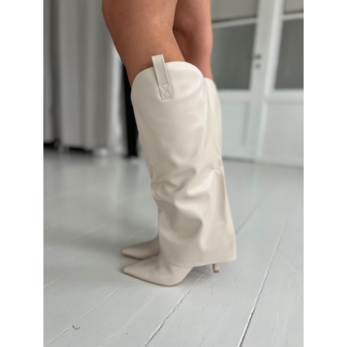 High heeled beige boot with cuffs