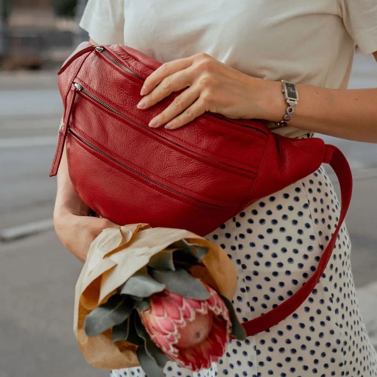 Style Feliz i vidunderlig smuk mørkerød. Ãber cool oversize bumbag / bæltetaske