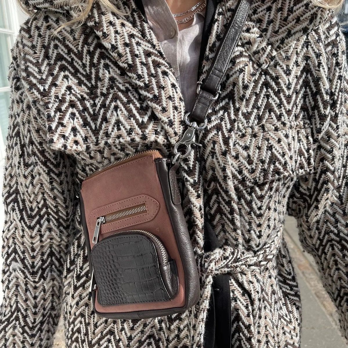 Style Kiwi i cognac m. mørkebrun. Flot mindre crossbody,- skuldertaske i læder