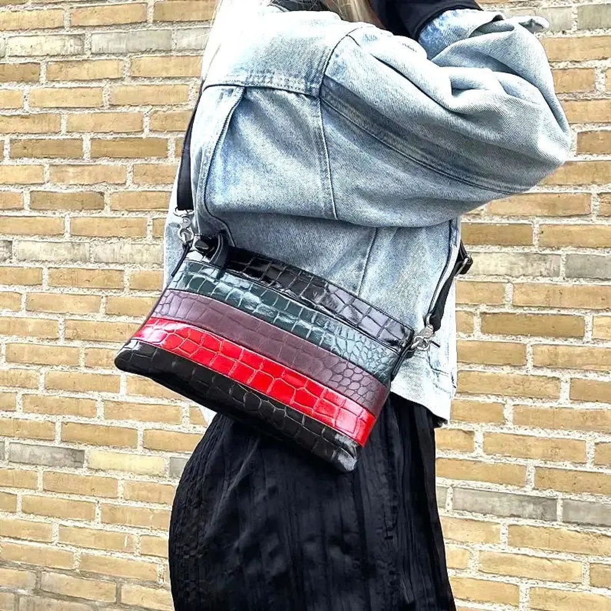 Style Livingstone i mørk multi m. krokodille præg (kun få stk. på lager). Cool clutch og crossbody skuldertaske