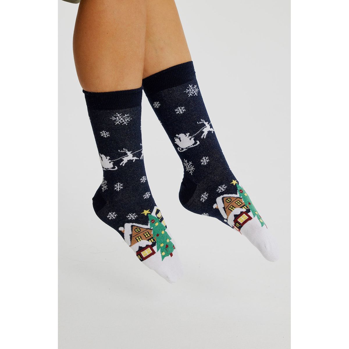 Årets julesweater: Santa Claus Is Coming To Town Socks Navy. Ugly Christmas Sweater lavet i Danmark