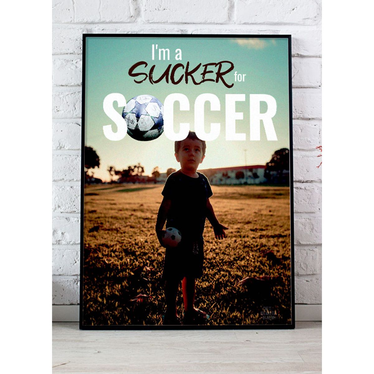 I'm a sucker for soccer - fodbolddreng-plakat - 70 x 100 cm - Kr. 349,-