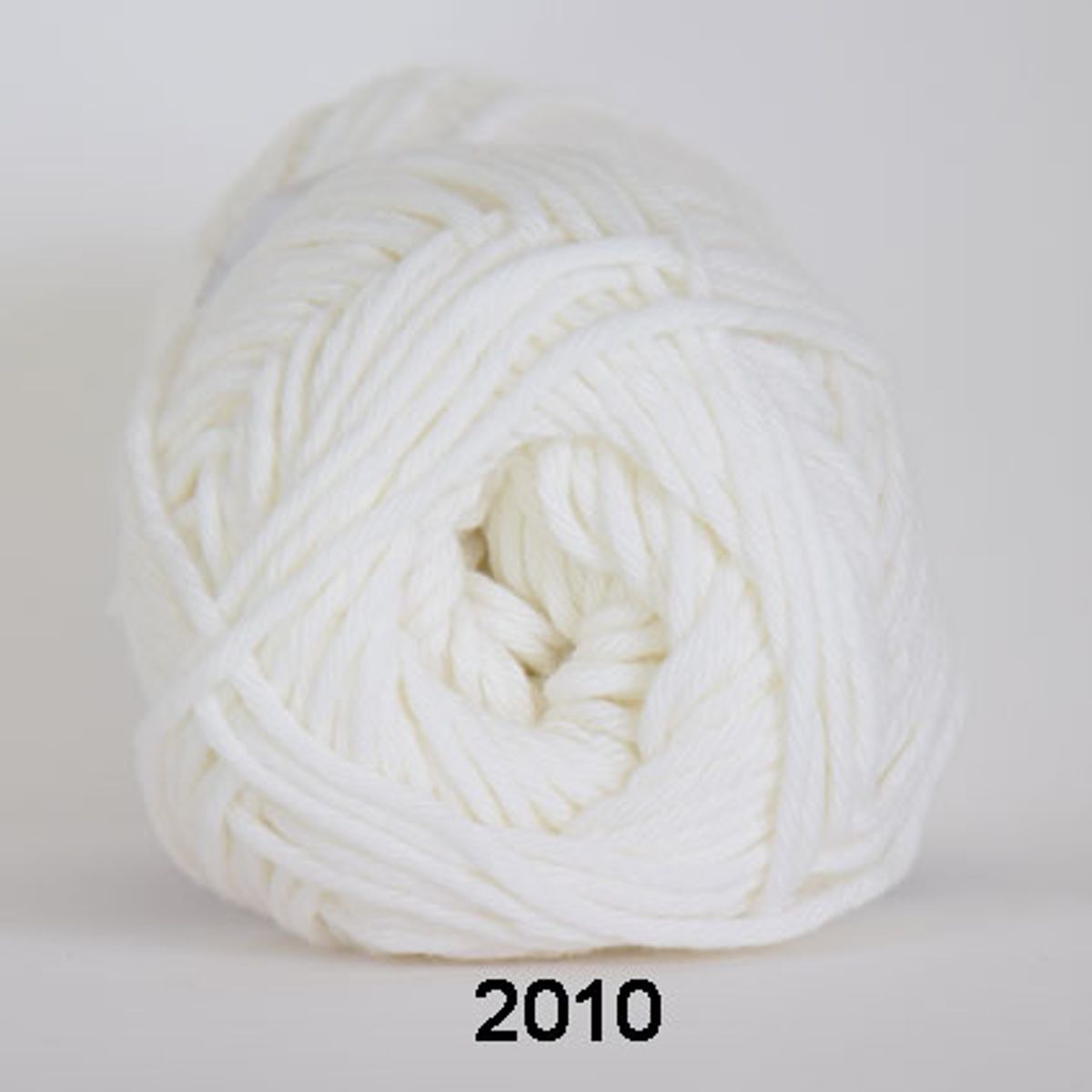 Cotton 8/8, råhvid, 50 g, nr. 2010