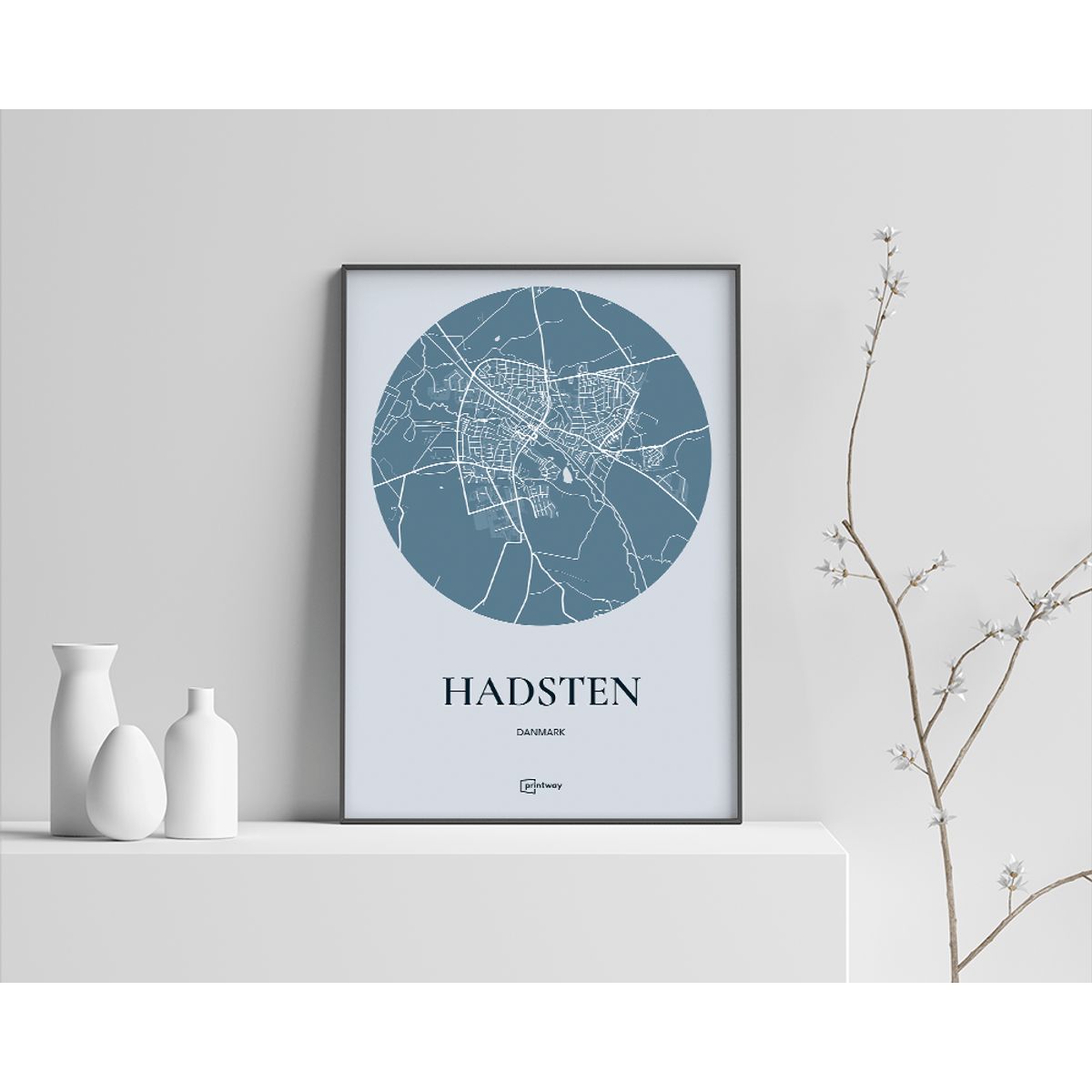 Hadsten Plakaten Rundt kort Havblå 50×70 cm (B2)